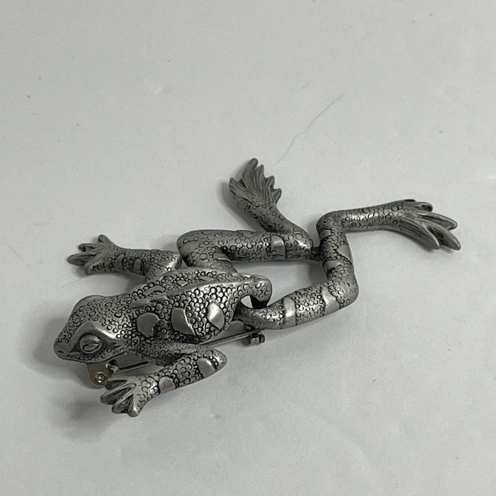 FROG  JJ Jonette Jewelry Brooch Pin Silver Tone with Moving Legs Vintage
